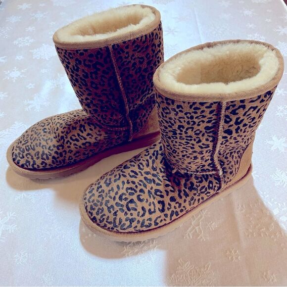 UGG Classic Short Rosette Boots 1006072 Brown Leopard Pattern Sz 6 great soles - Picture 1 of 8